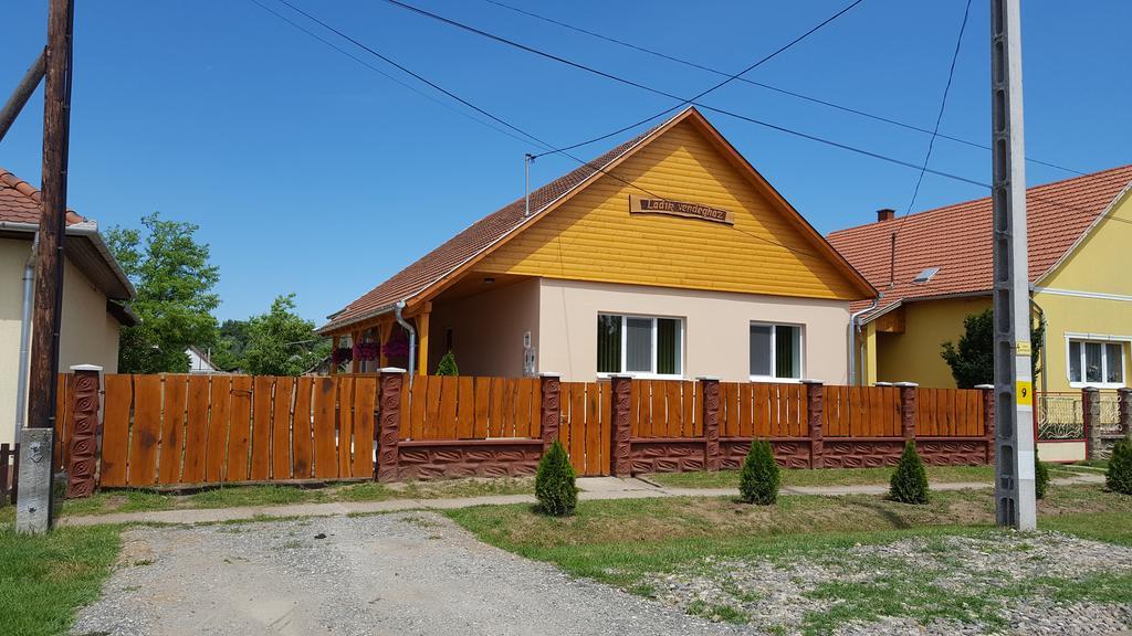 Ladik Vendeghaz Hotel Tiszafüred Exterior foto