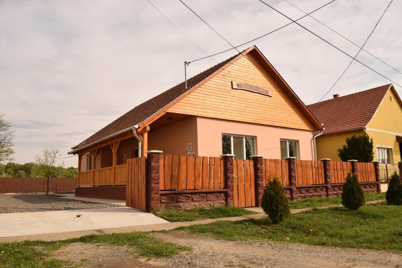 Ladik Vendeghaz Hotel Tiszafüred Exterior foto
